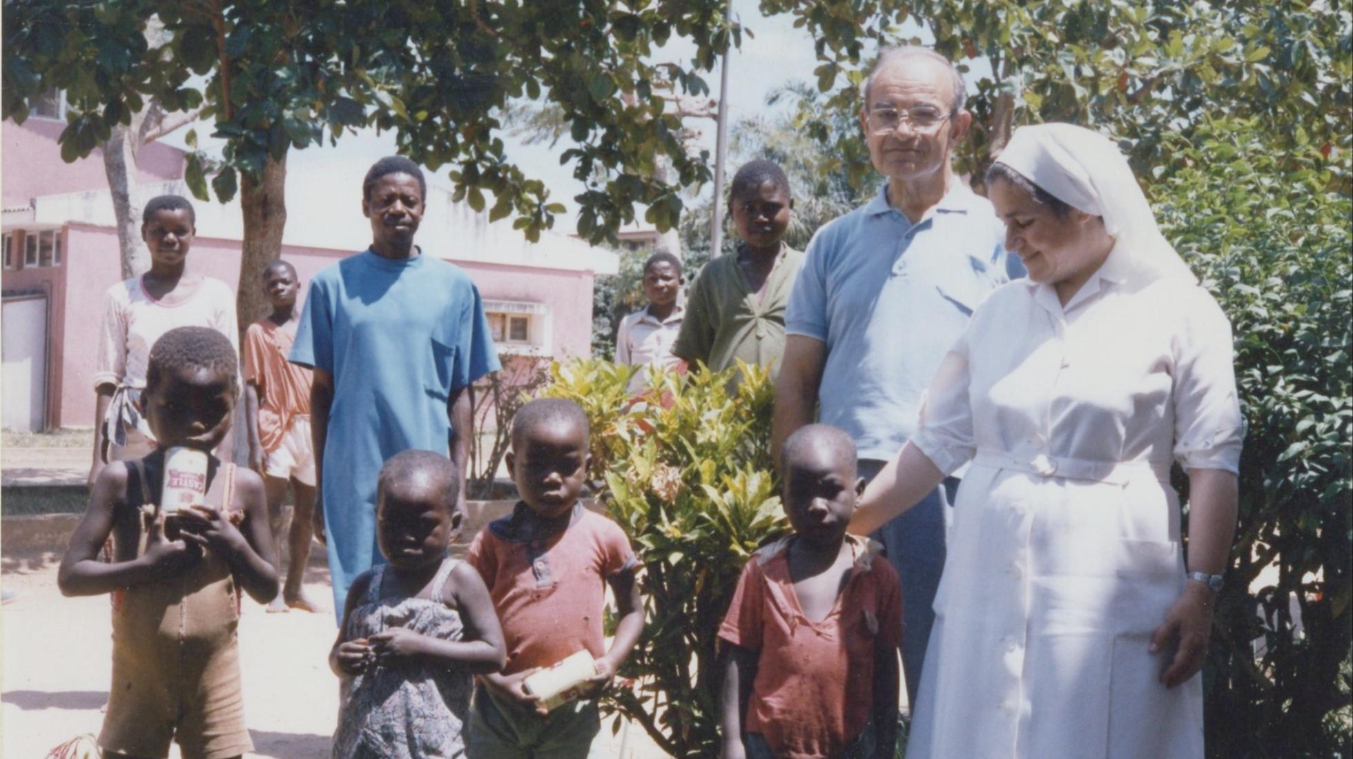 Com a Irmã Paulina e crianças Moçambique